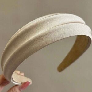Solid Color Fabric Cream Headband
Simple and Elegant NEW